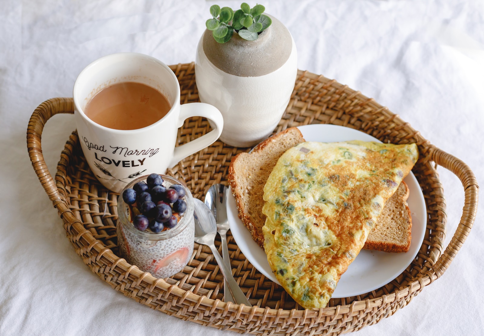 Omlet z koktajlowymi pomidorkami