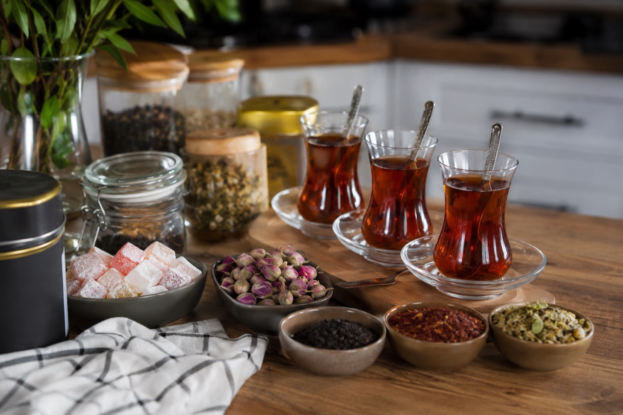 Herbata po turecku i nie tylko – jakie herbaty warto mieć w kuchennej szafce