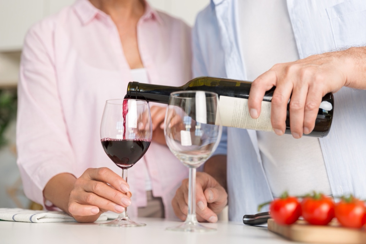 Jak podawać wino? Kompleksowy przewodnik po sztuce serwowania